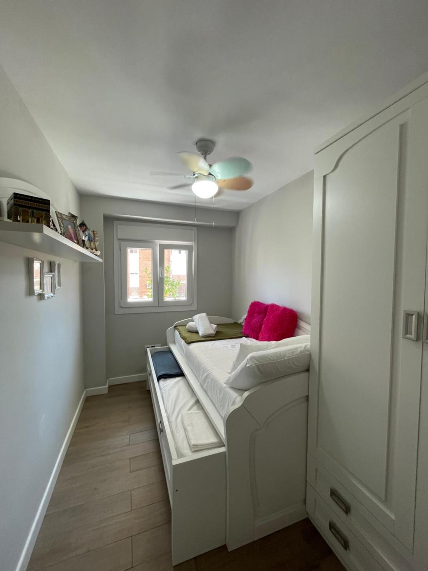 Cozy Room In Stylish Flat Just Steps From The Beach Cádiz Szoba fotó